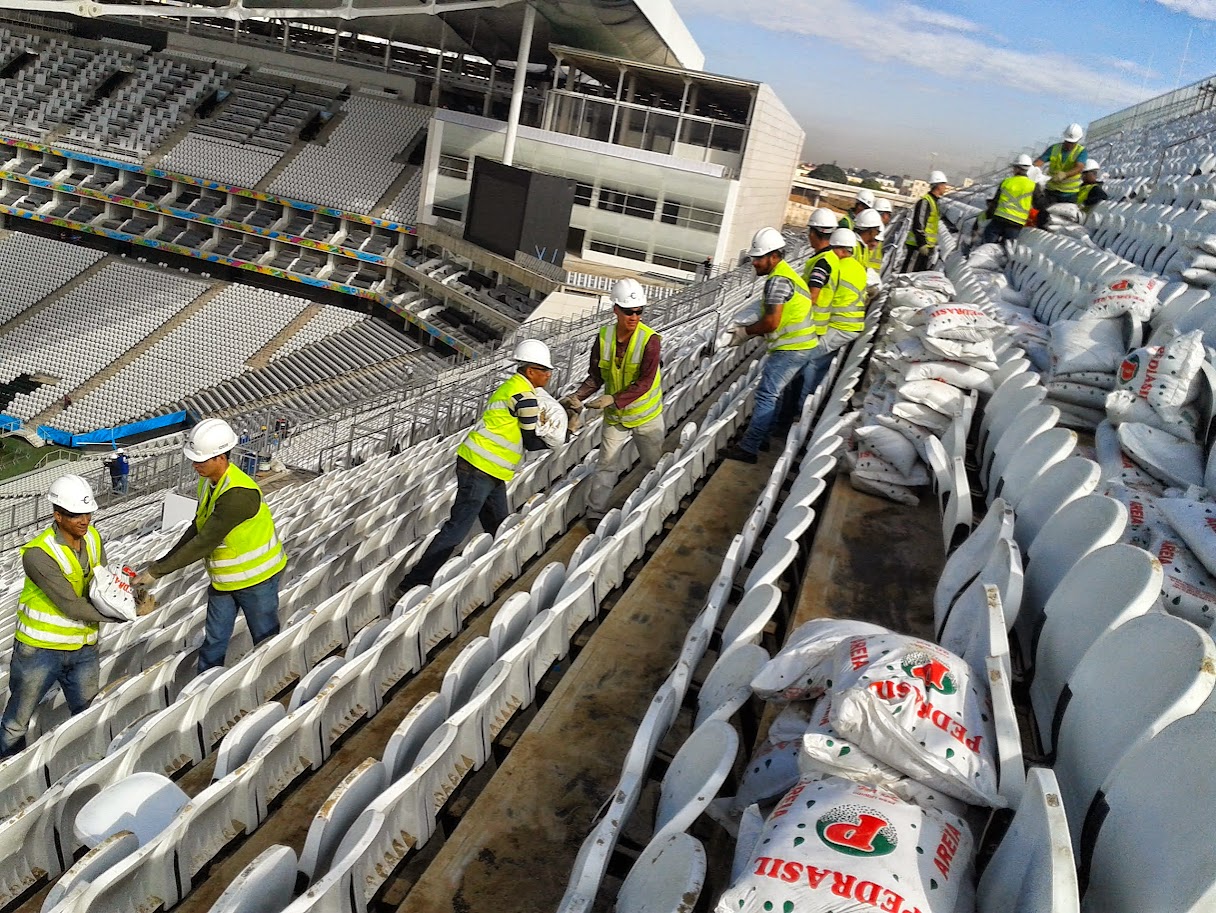 Equipe de instrumentação nas arquibancadas da Arena Corinthians